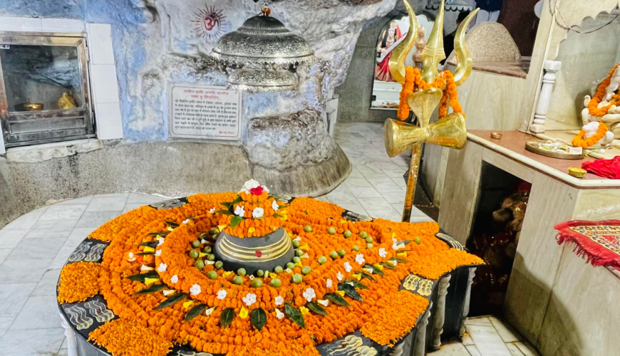 the Tapkeshwar Mahadev Mandir temple and its surroundings.